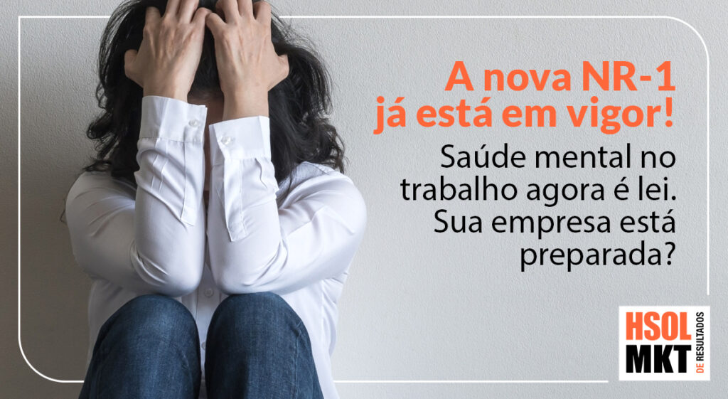 Profissional sobrecarregada segurando a cabeça — nova NR-1 exige gestão de saúde mental nas empresas.